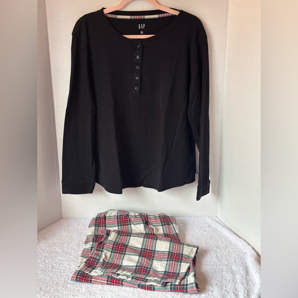 GAP Black Henley & Plaid Bottoms XXL